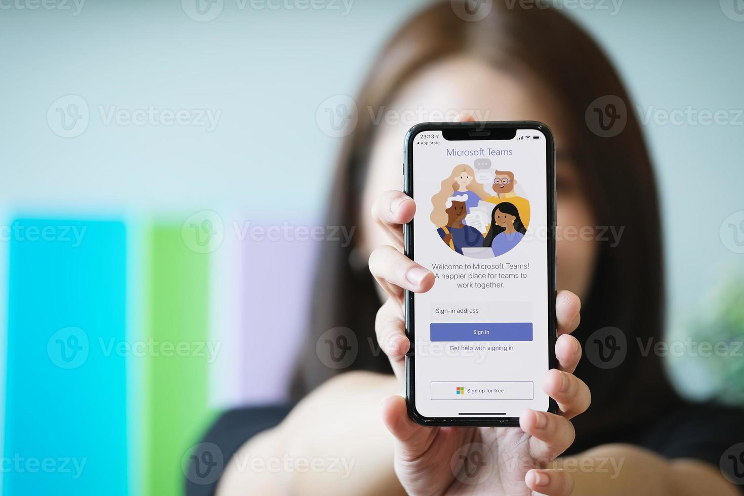 Chiang Mai, Thaïlande, 23 janvier 2021 - femme tenant un téléphone avec l'application Microsoft teams dessus photo