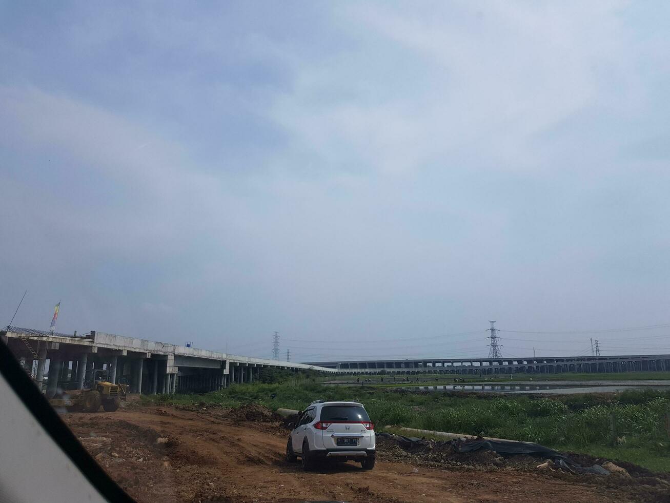 bekasi, Indonésie dans avril 2019. une blanc suv voiture, une honda brv, est entrer le projet zone. t photo