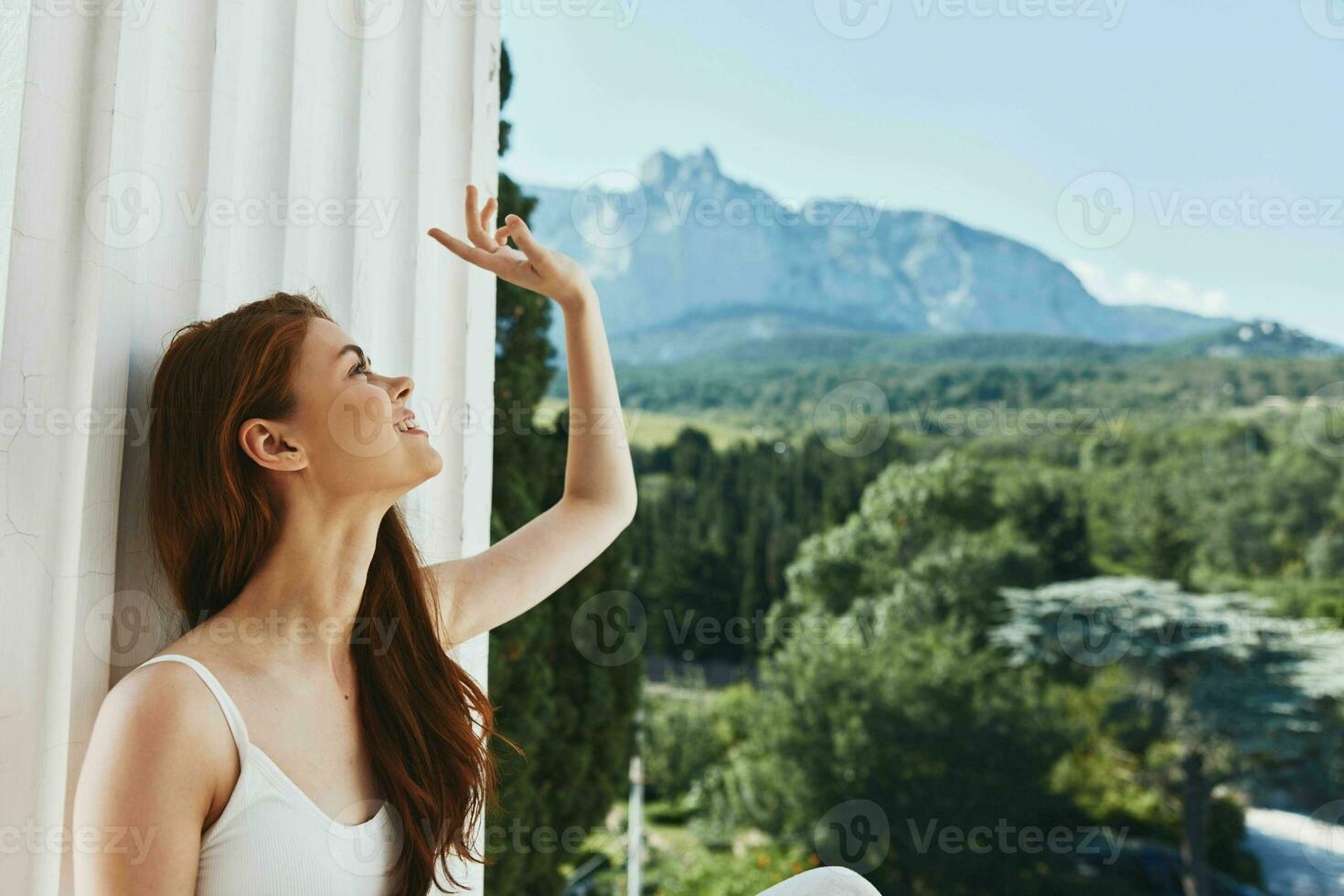 portrait de magnifique femme dans une confortable Hôtel un ouvert vue de le montagnes la nature Montagne vue photo