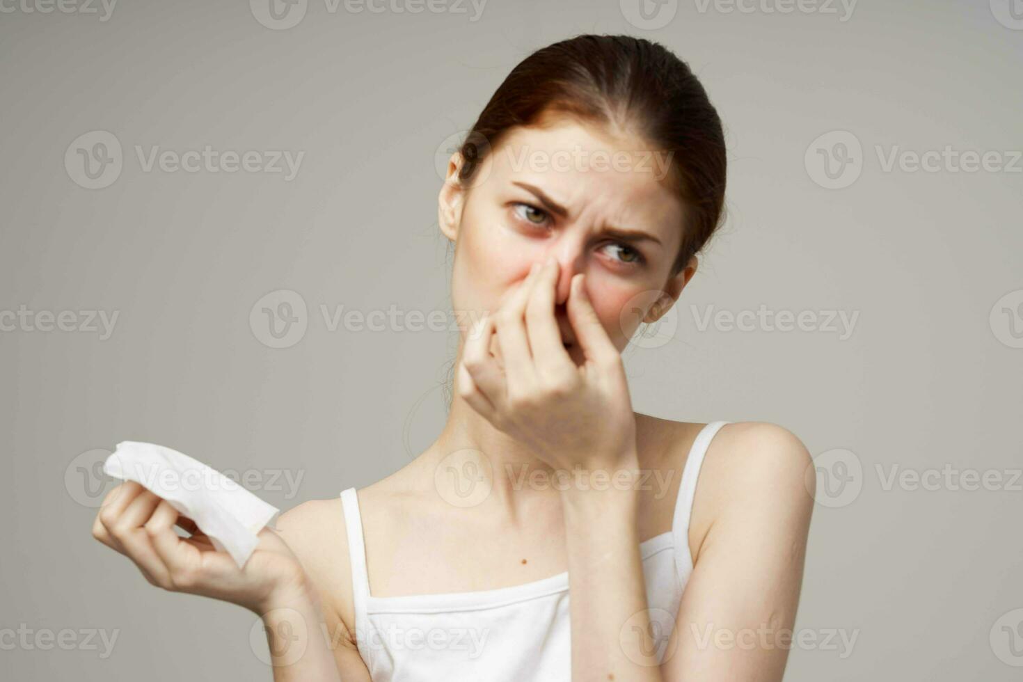 malade femme dans blanc T-shirt avec une écharpe lumière Contexte photo