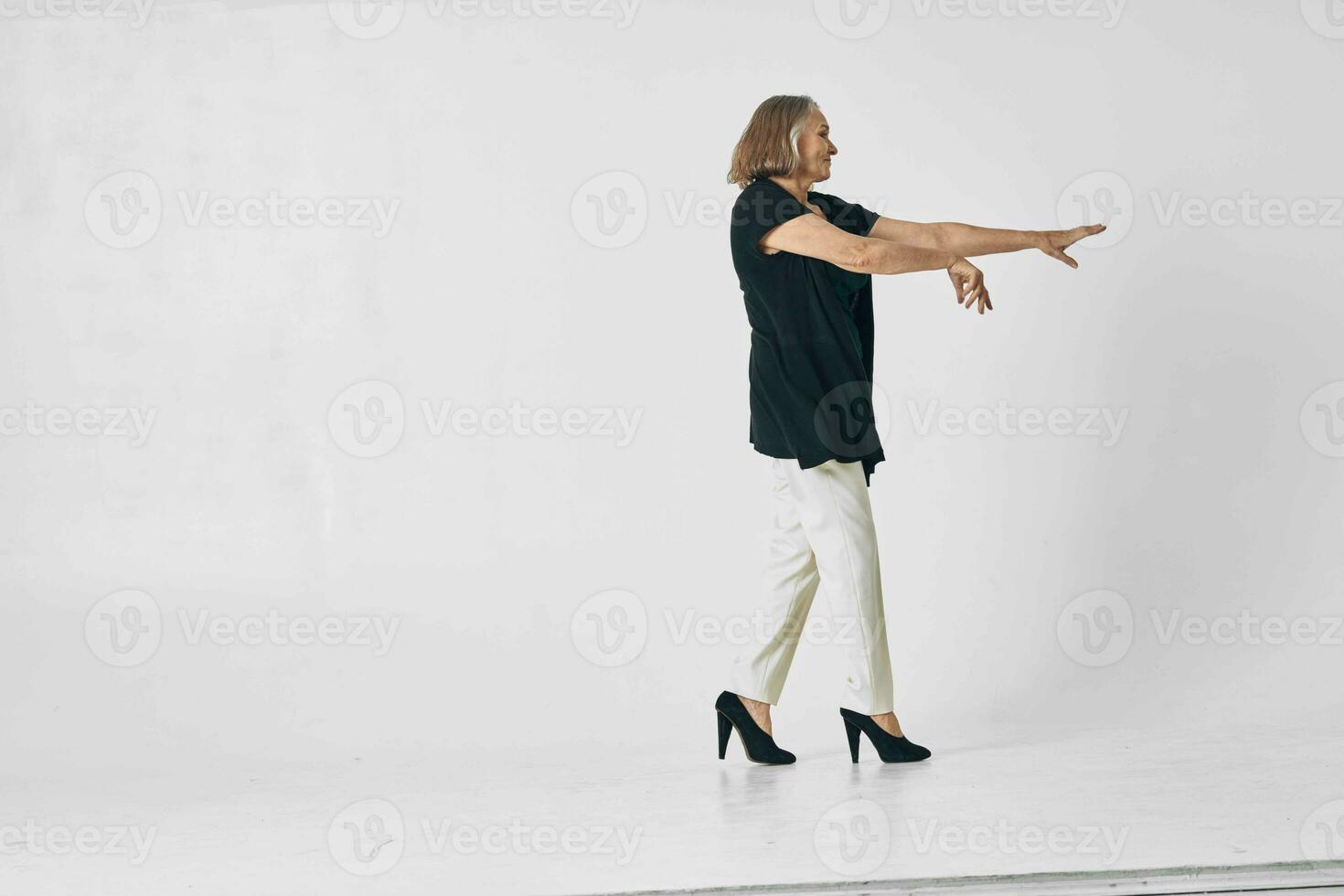 personnes âgées femme Danse mode posant isolé Contexte photo