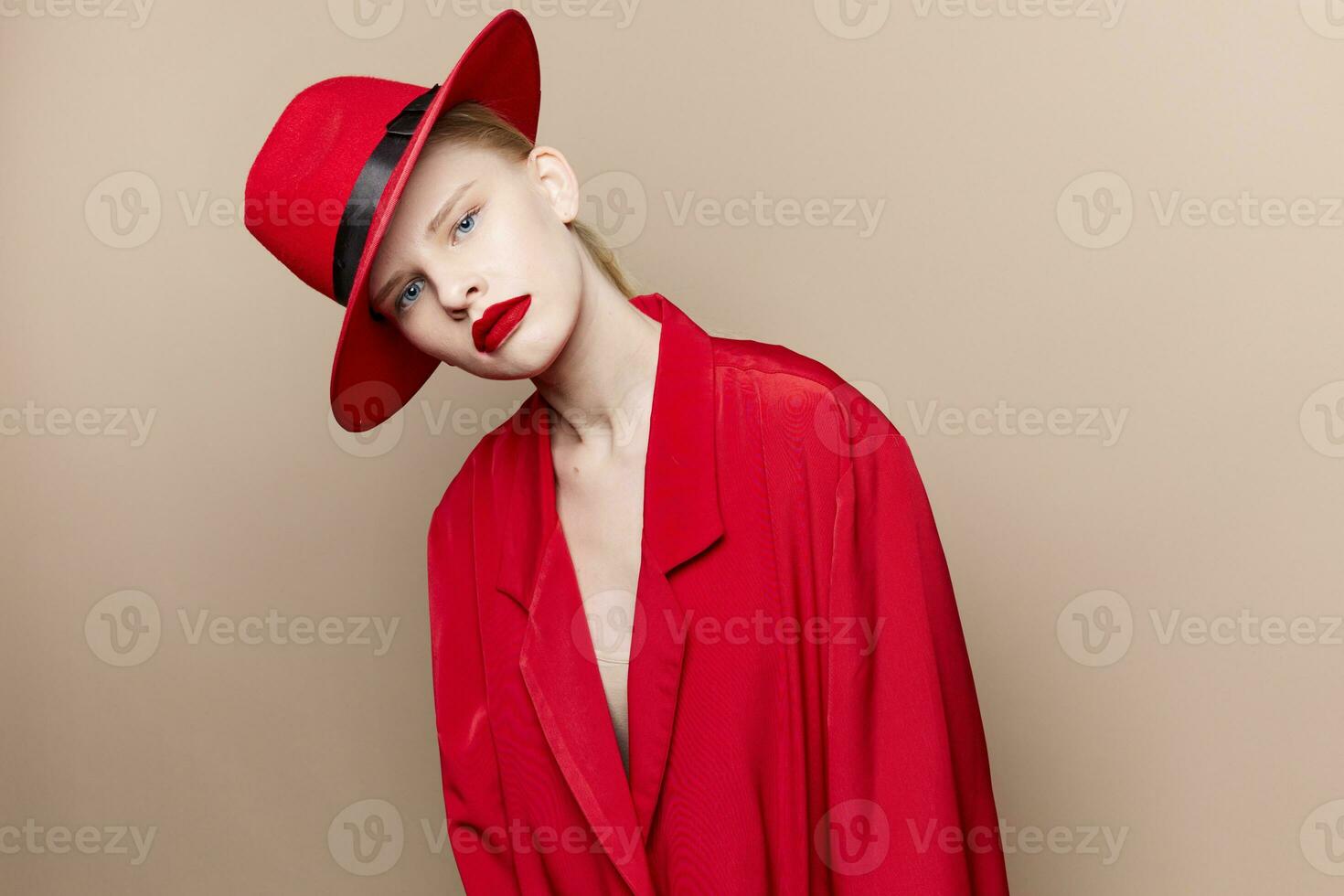 jolie femme dans une rouge chapeau et veste maquillage studio modèle inchangé photo