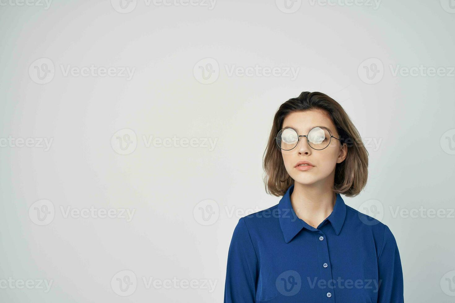 femme dans bleu chemise mode posant élégant style photo