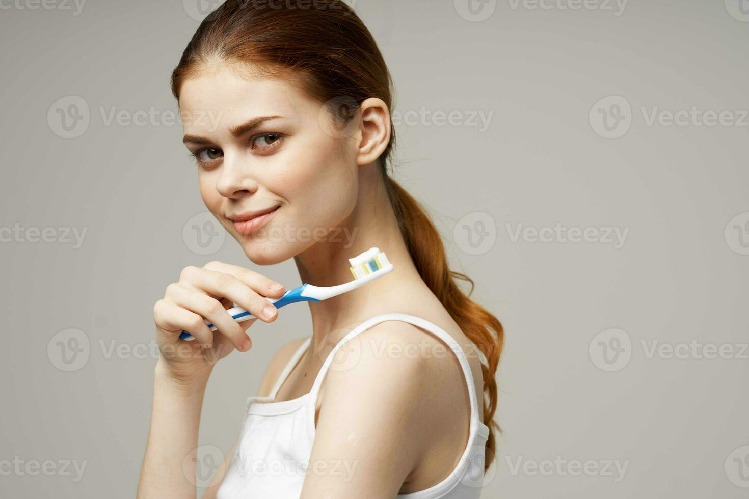 jolie femme dentifrice brossage les dents dentaire santé studio mode de vie photo