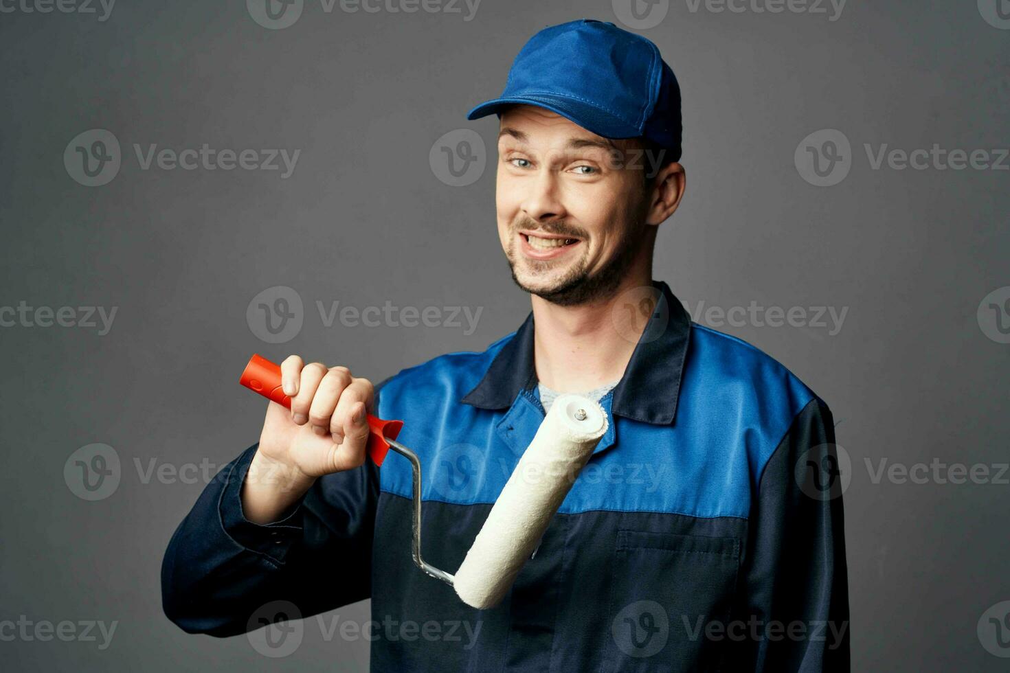 une homme dans une travail uniforme une peintre rénovation de un appartement décoration travail photo