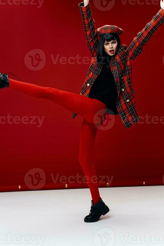 extravagant Hommes dans rouge pantalon plaid blazer et chapeau photo