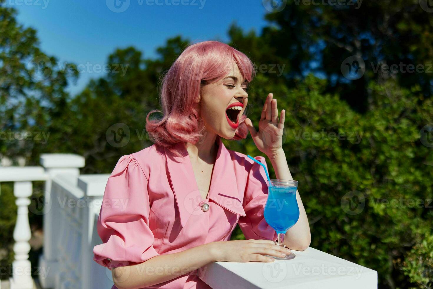 de bonne humeur femme avec rose cheveux été cocktail rafraîchissant boisson content femelle relaxant photo