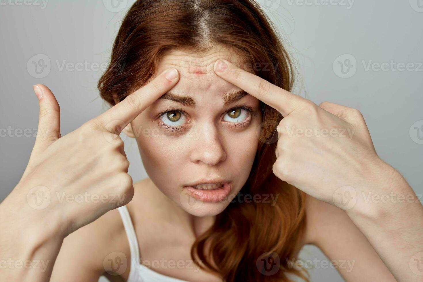 jolie femme peau problèmes cosmétologie studio photo