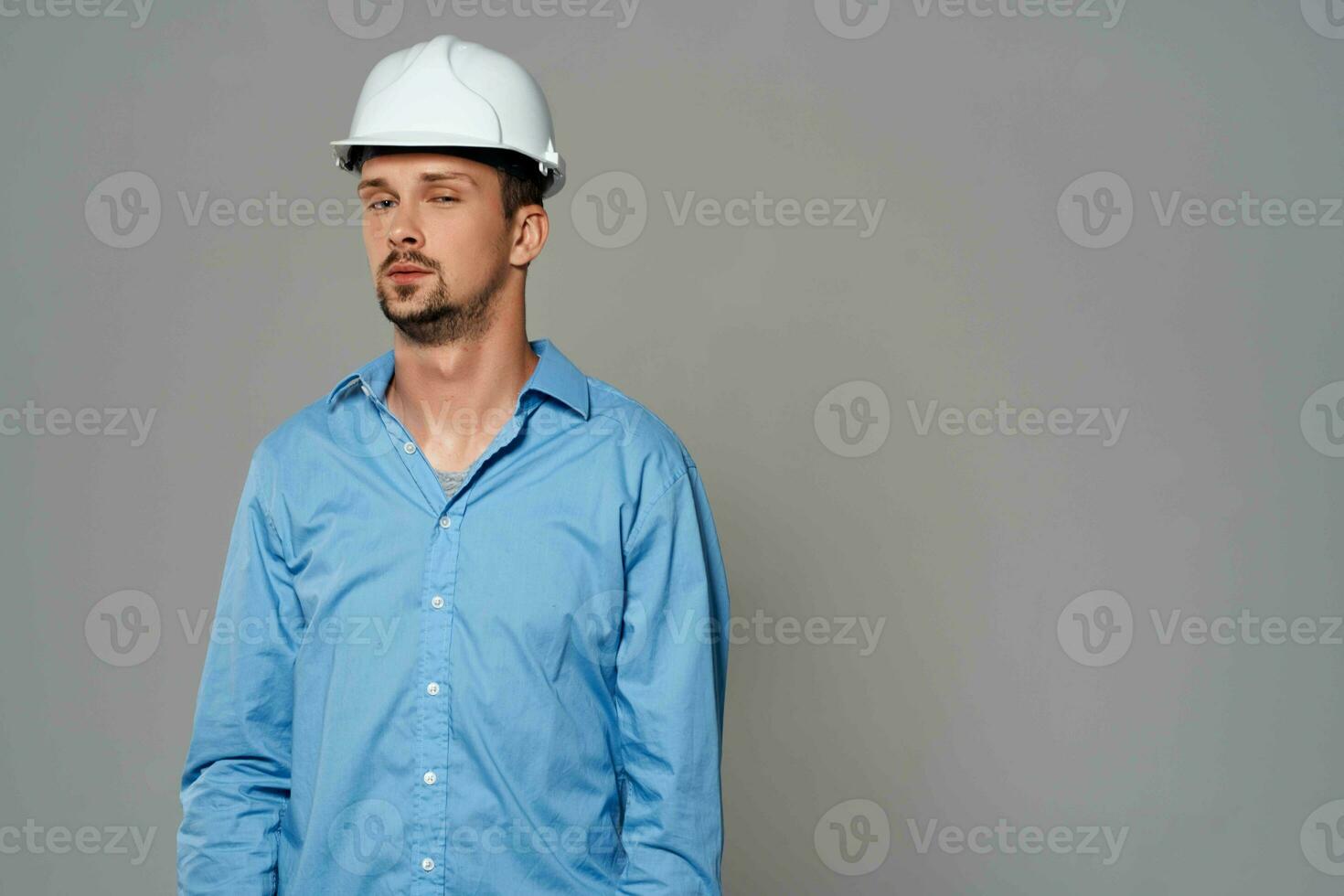 de bonne humeur Masculin ingénieur dans blanc construction casque professionnel travail photo