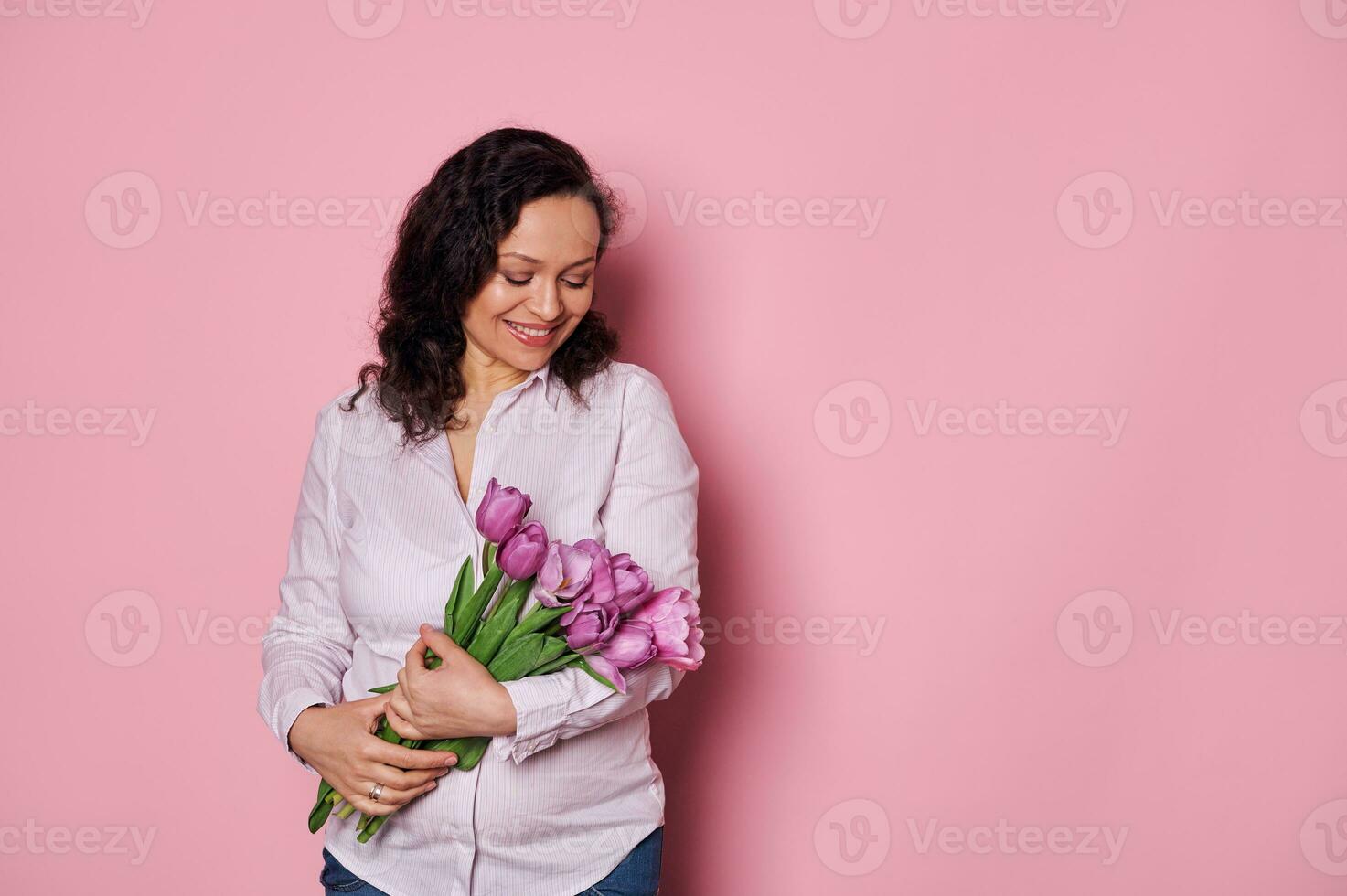 magnifique Jeune Enceinte femme sentiment content, recevoir une bouquet de violet tulipes. de la mère journée et maternité concept photo