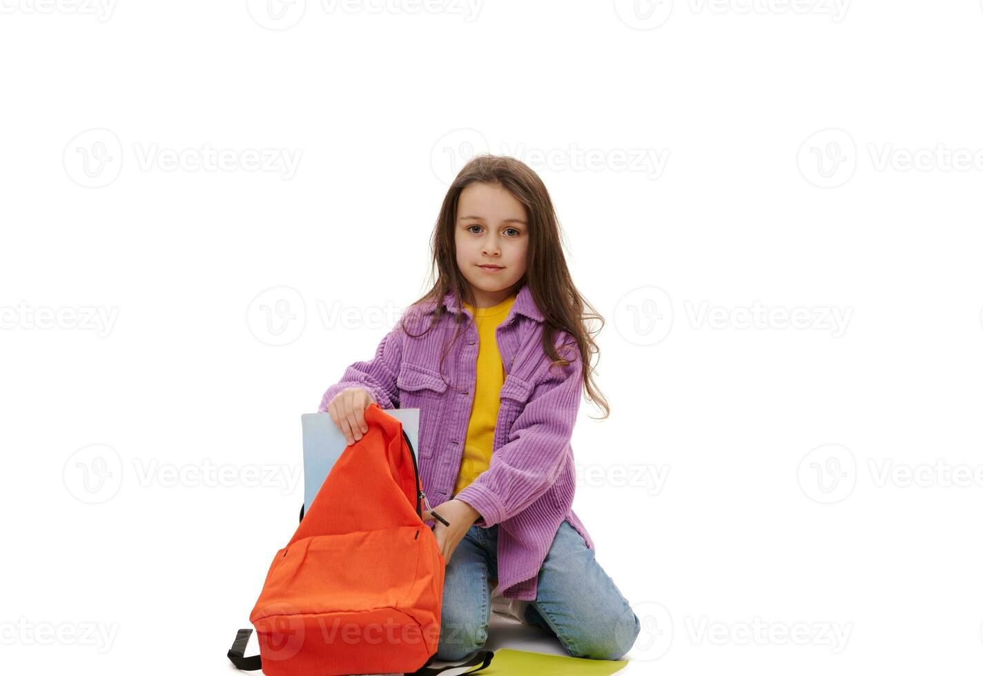 caucasien charmant enfant fille 6 ans vieux, porter sac à dos, en portant  sa mains dans les poches, en toute confiance à la recherche à caméra.  25912167 Photo de stock chez Vecteezy