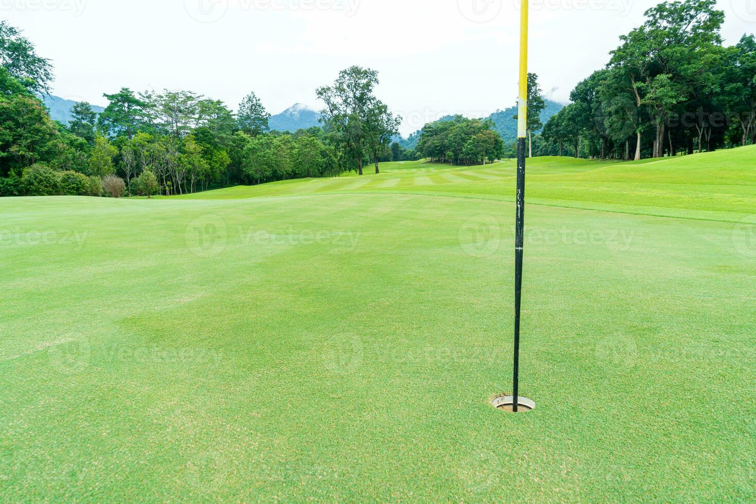 green avec bunkers de sable sur le terrain de golf photo