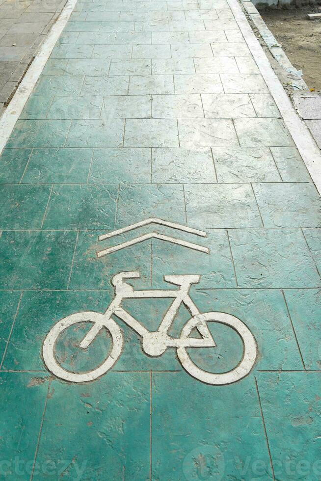 vélo voie, circulation, ville transport et respectueux de la nature concept, vert vélo voie avec vélo panneaux photo