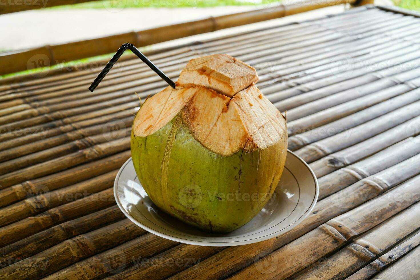 Frais vert noix de coco, Jeune noix de coco prêt à boisson photo