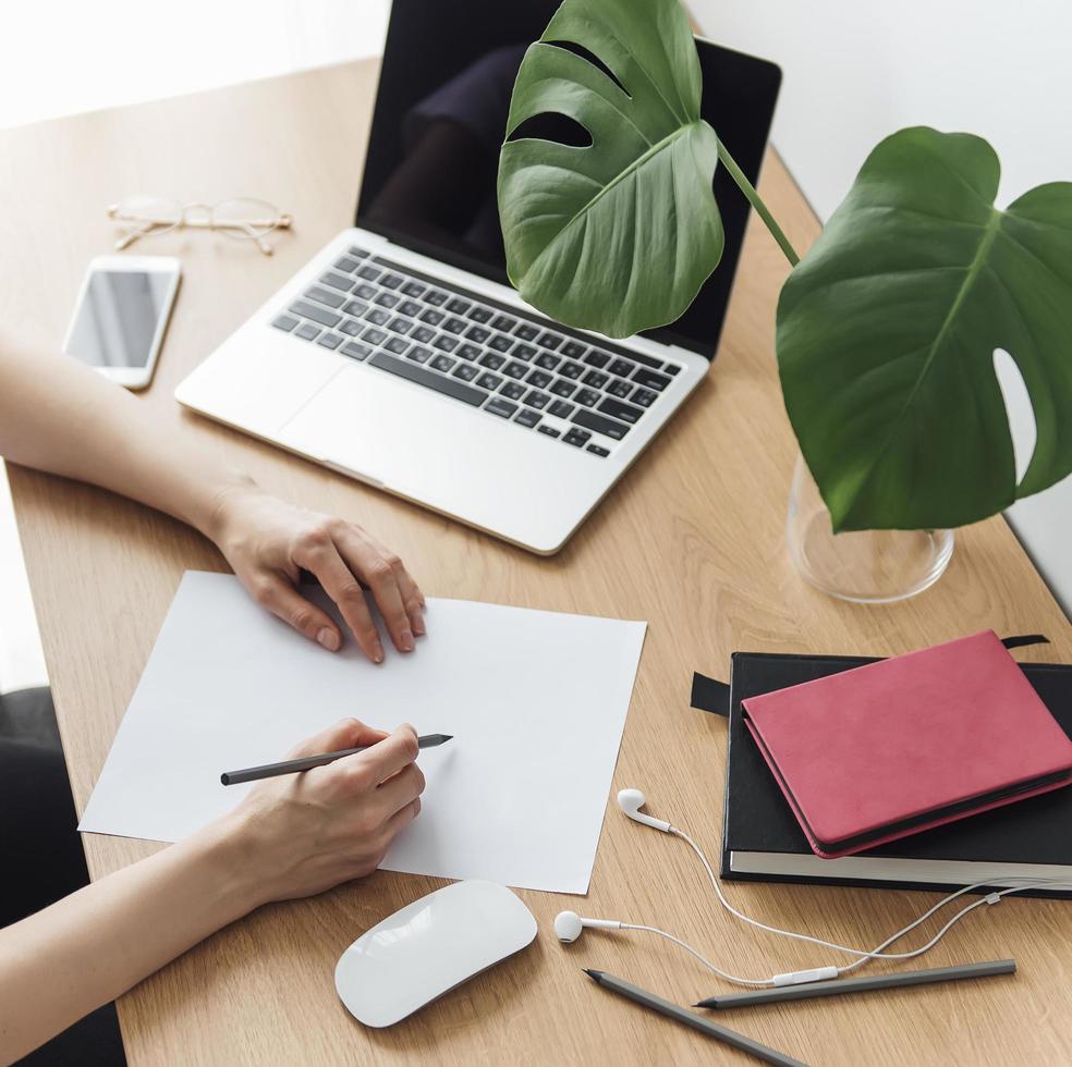 jeune fille travaillant au bureau à domicile photo