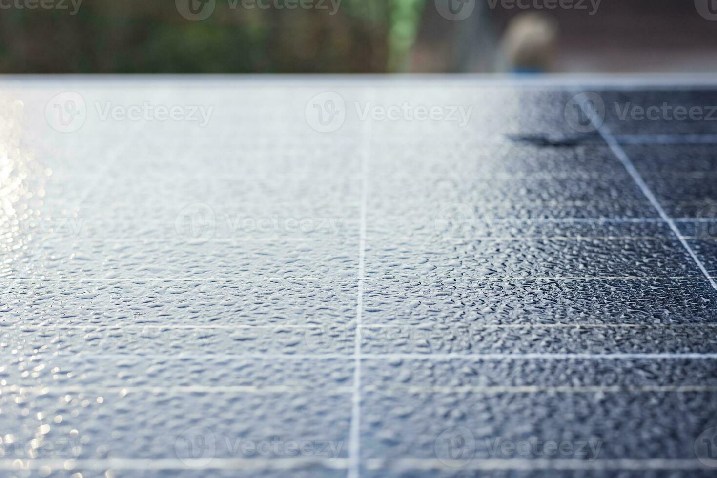 solaire panneau avec pluie gouttes sur une nano enrobage. renouvelable énergie de le soleil, vert pouvoir, concept création Puissance de pluie en utilisant solaire panneaux. photo