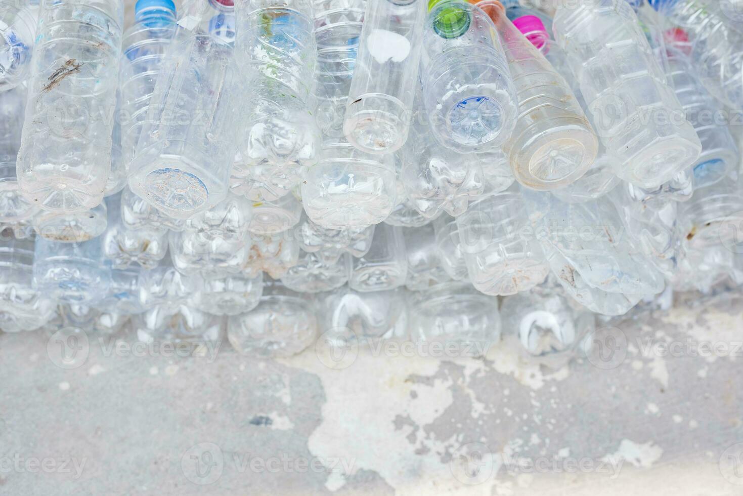 Plastique bouteilles dans recycler poubelle gare. photo