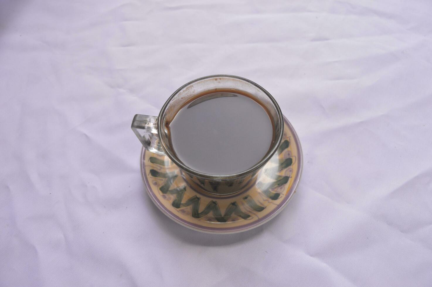 brassée noir café dans une clair verre avec une blanc Contexte photo