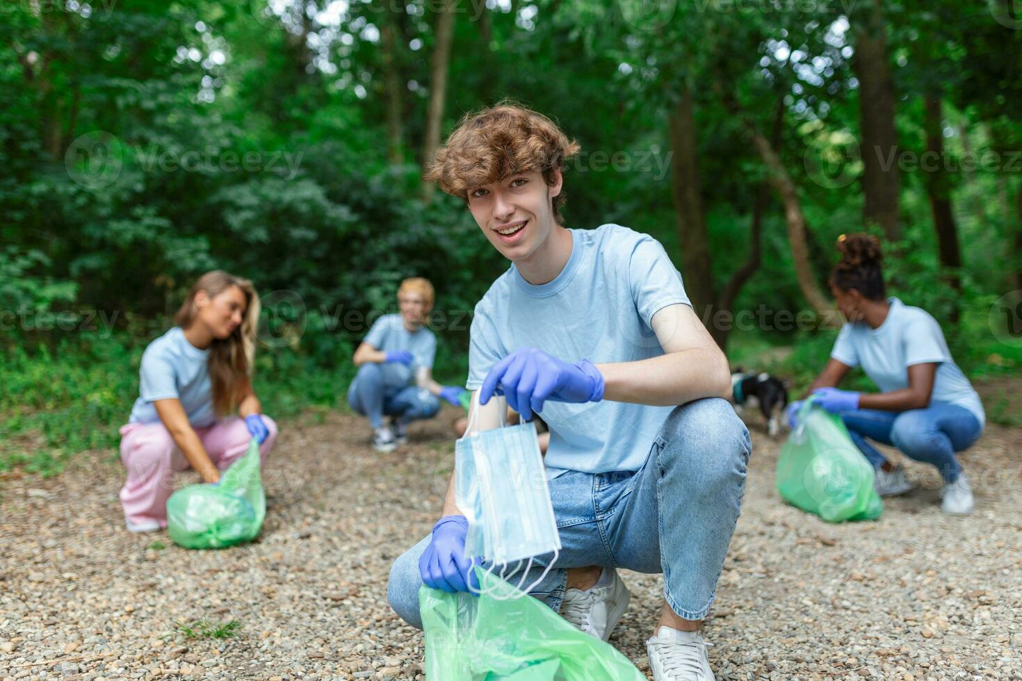 Jeune homme déchets collectionneur occupé séparer médical ou ppe déchets de Plastique des ordures pendant le covid-19 coronavirus pandémie photo