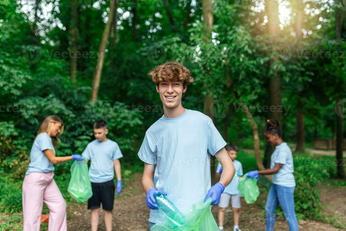 recycler déchets litière ordures des ordures poubelle déchet nettoyer entraînement. la nature nettoyage, bénévole écologie vert concept.environnement Plastique pollution. photo