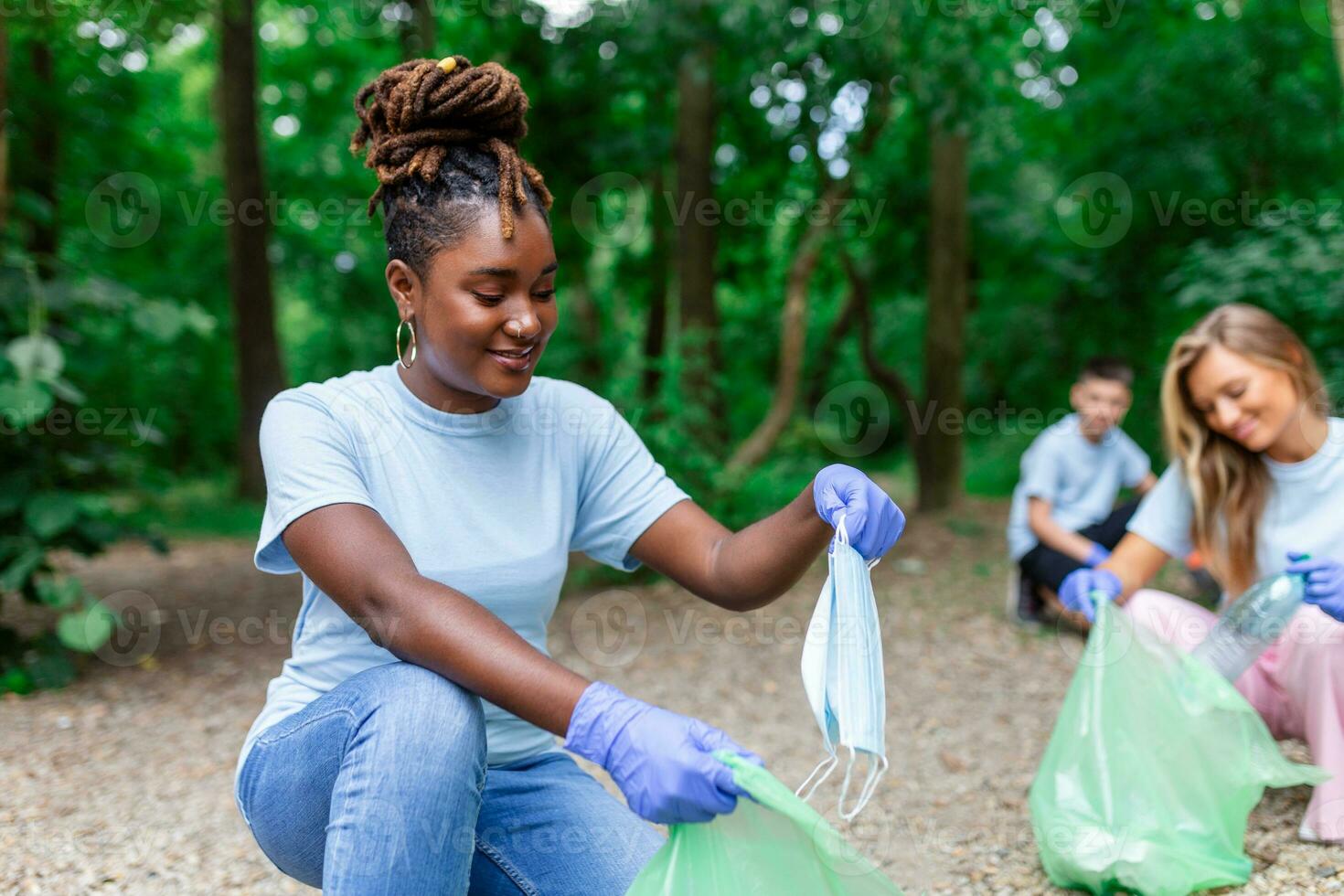 Jeune femme déchets collectionneur occupé séparer médical ou ppe déchets de Plastique des ordures pendant le covid-19 coronavirus pandémie photo