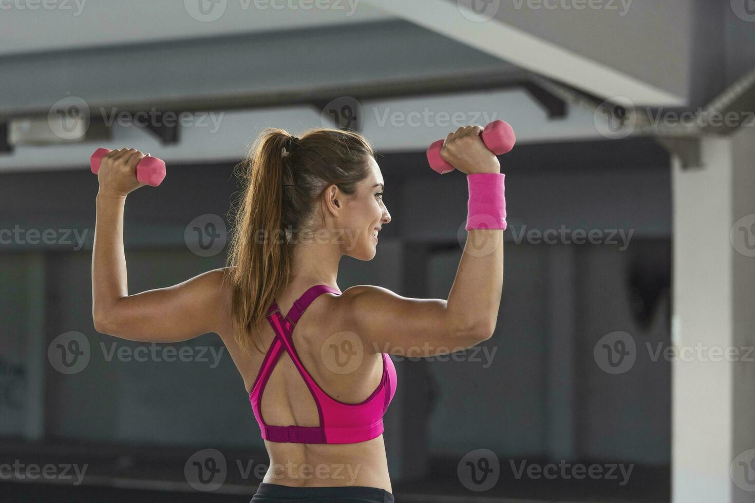 Un Modèle Féminin Axé Sur Le Fitness En Vêtements De Sport Capturé En Cours  D'entraînement Dans Une Salle De Sport Moderne