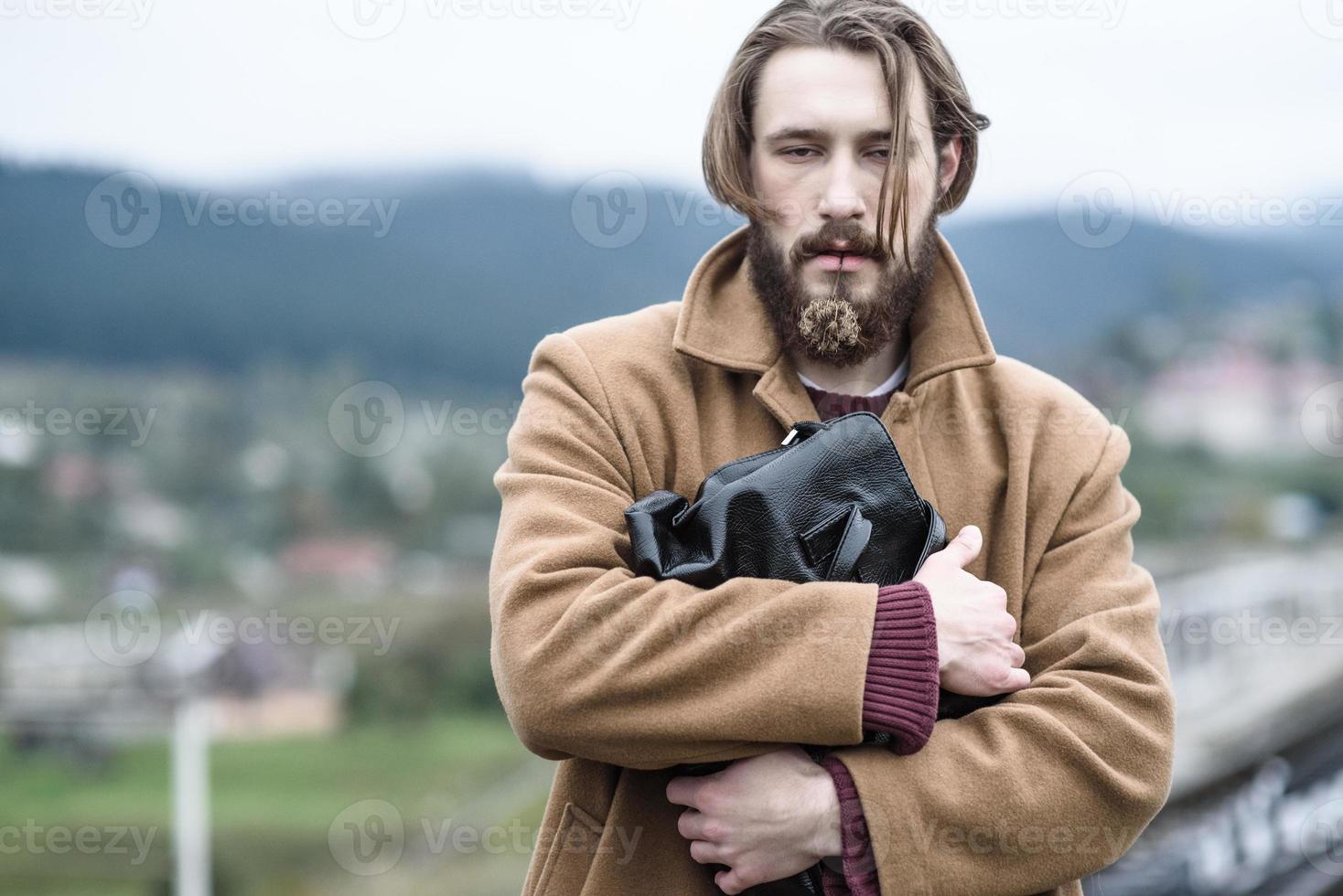 homme en manteau marron photo