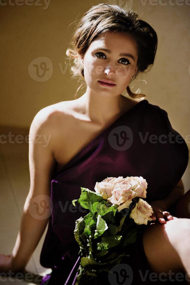 modèle fille dans une robe bleue dans un atelier d'art avec des pinceaux photo