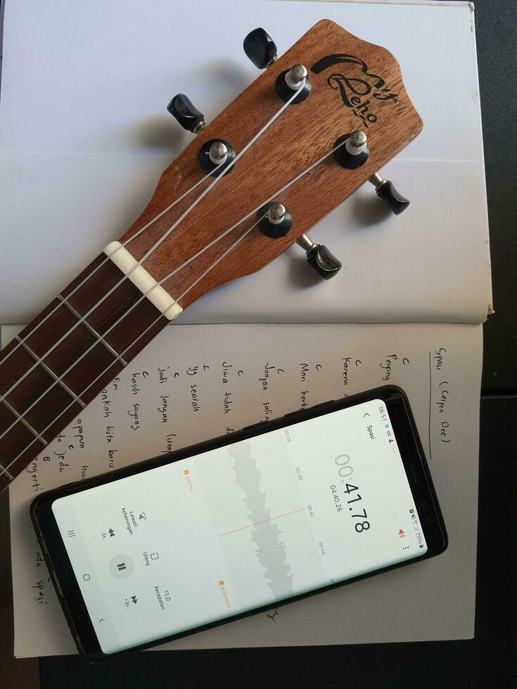 bekasi, Indonésie dans Mars 2020. photo de le processus de fabrication un indie chanson, où le fabrication de cette chanson seulement les usages une ukulélé marque mon lého