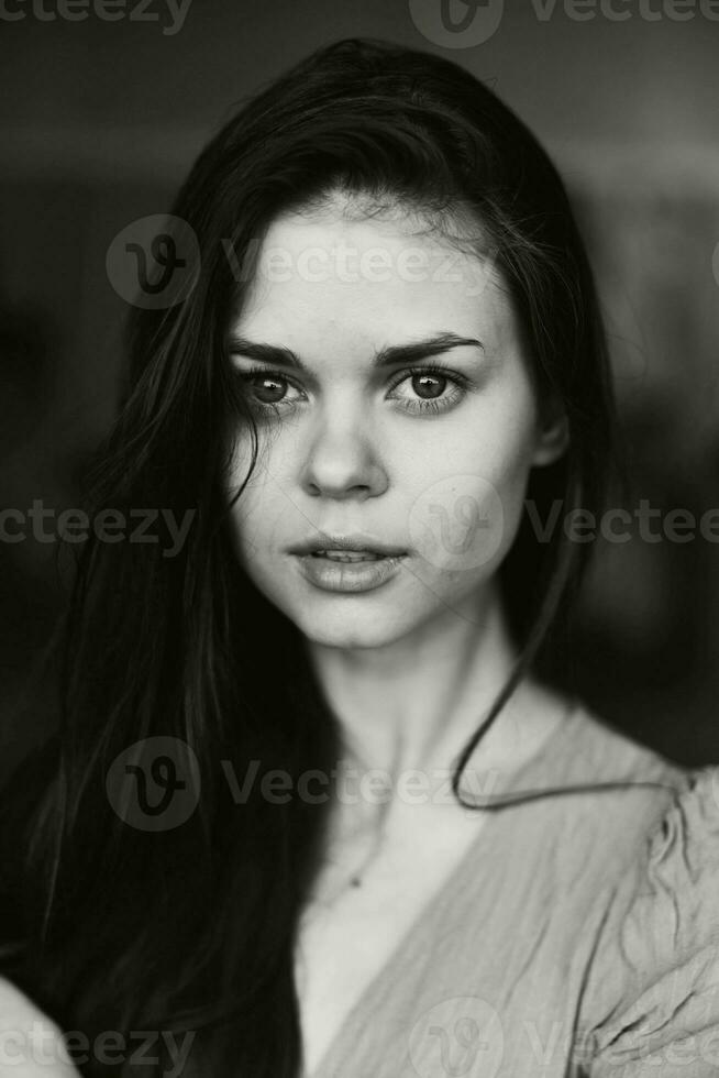 magnifique femme posant en plein air mode noir et blanc photo