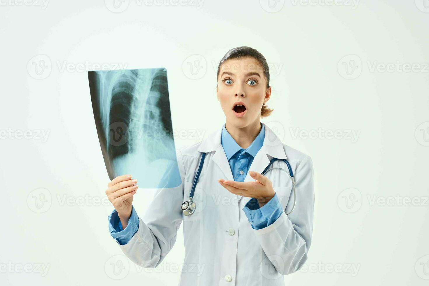 de bonne humeur femme médecin dans blanc manteau radiographie émotion diagnostic photo