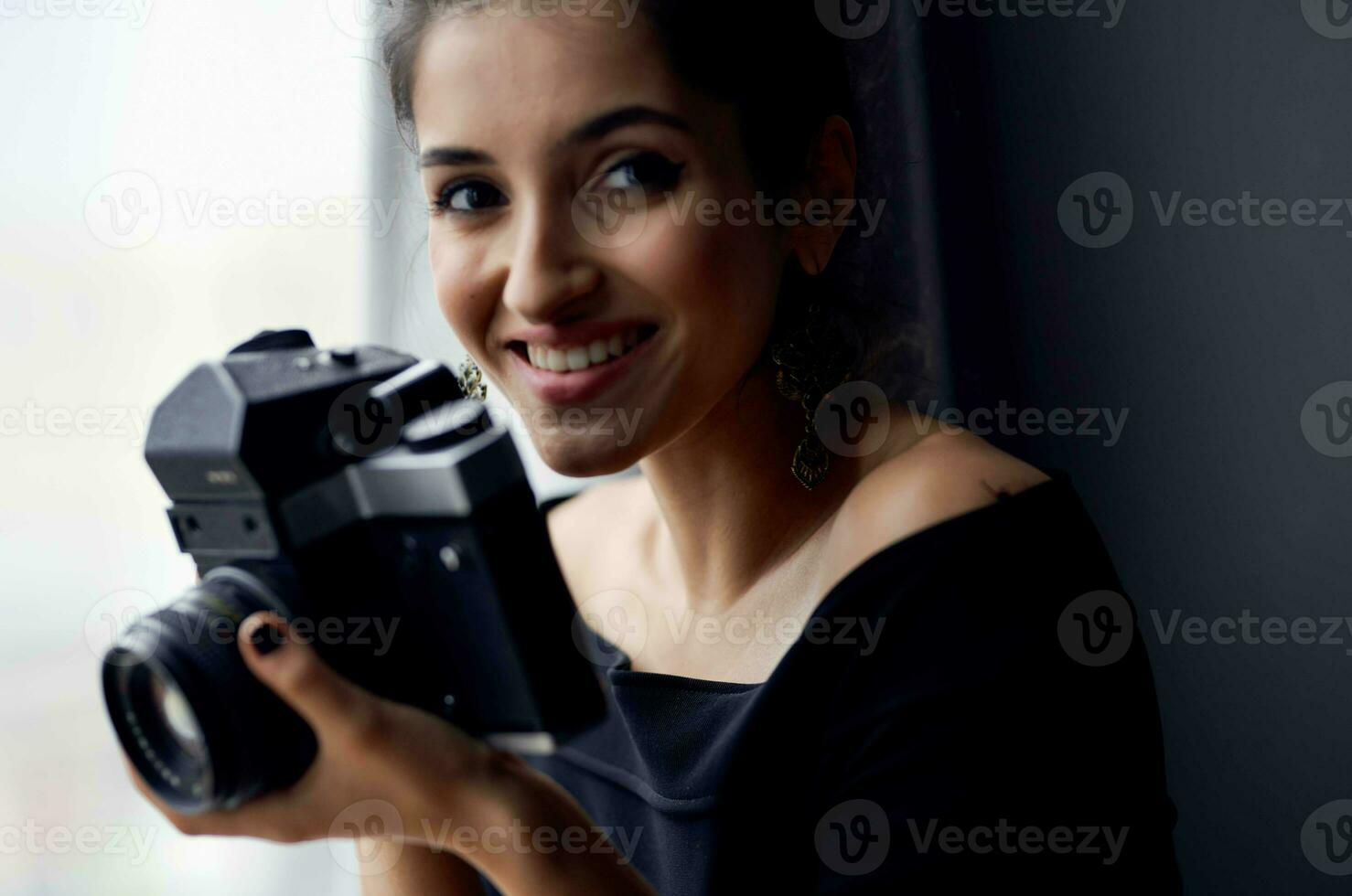 jolie femme dans une noir robe près le fenêtre posant mode modèle photo