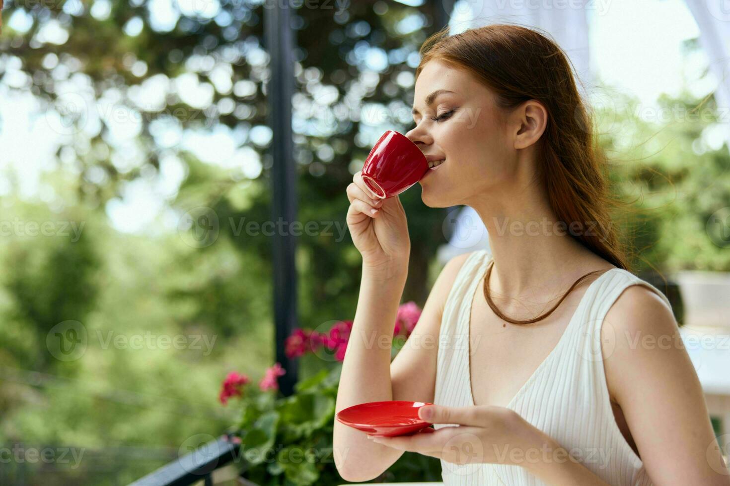 magnifique femme en buvant café en plein air inchangé photo