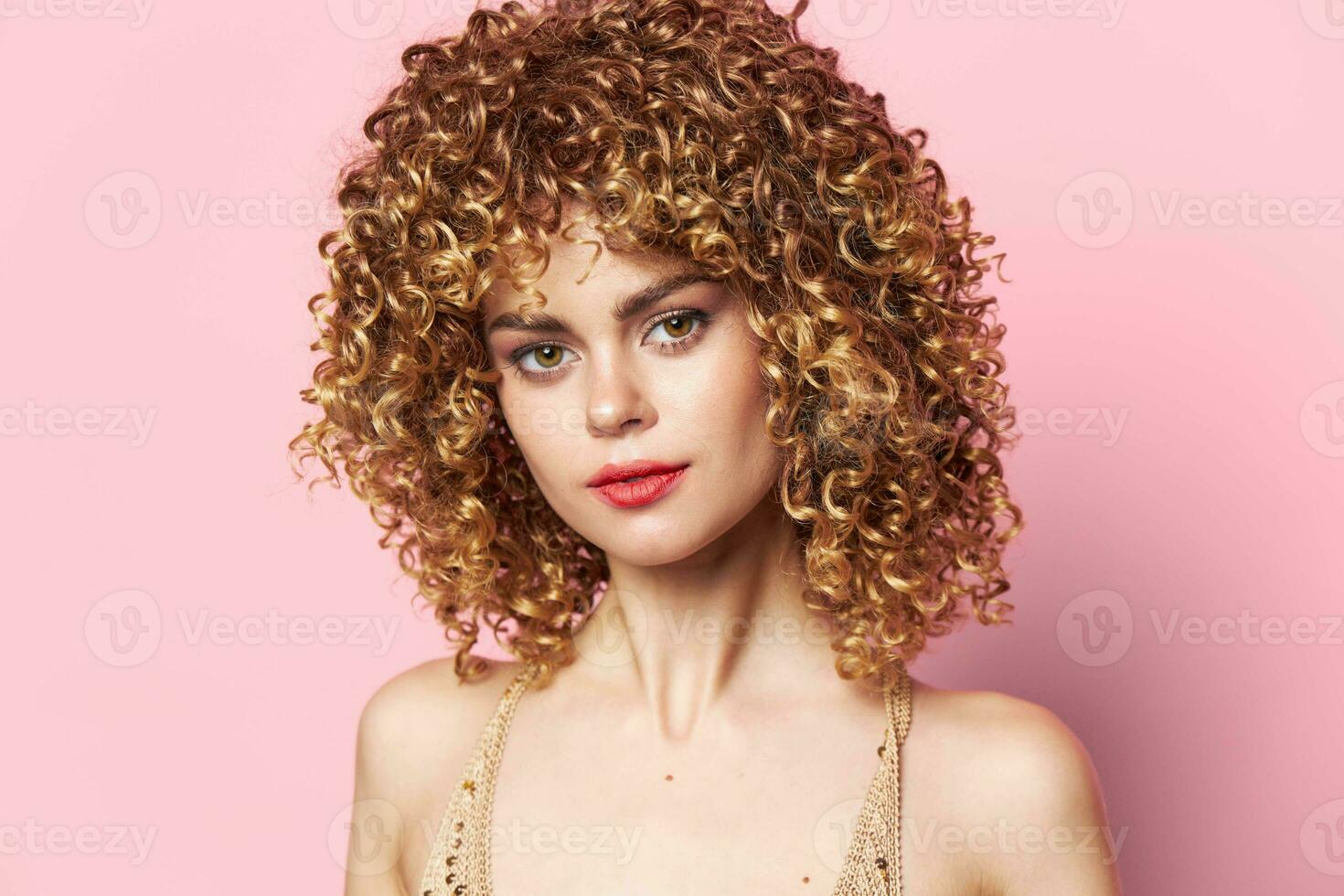 sexy modèle rouge lèvres frisé cheveux rose Contexte photo