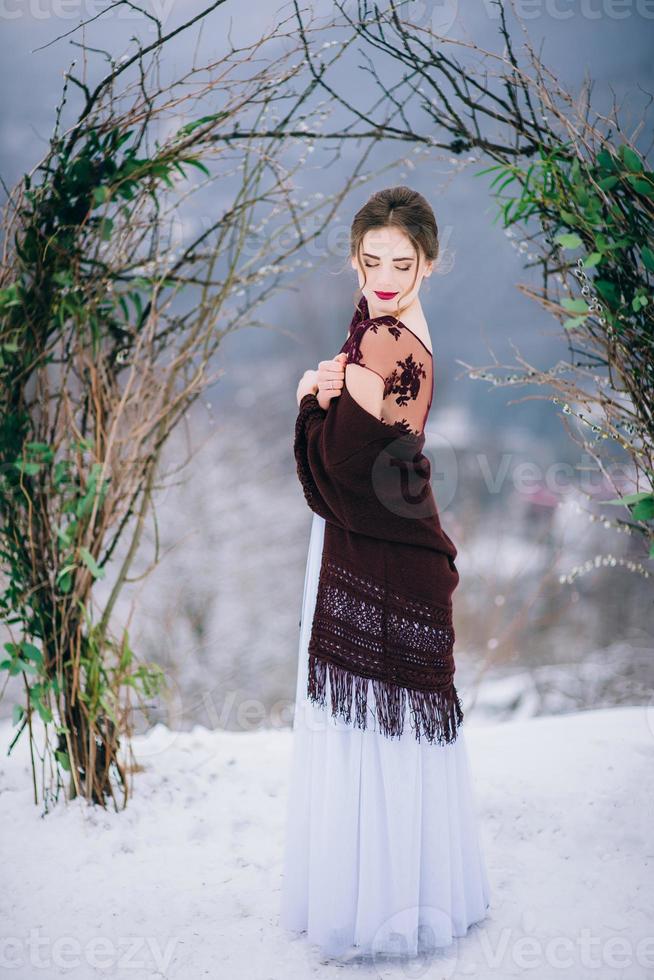 promenez le marié et la mariée dans les montagnes des Carpates photo