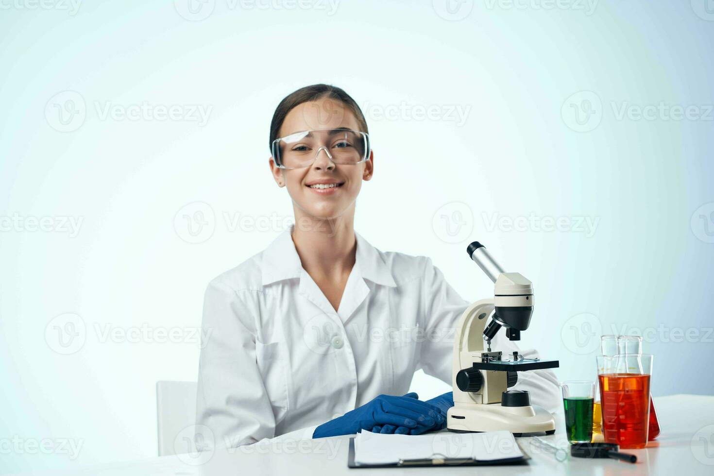 jolie femme laboratoire blanc manteau science photo