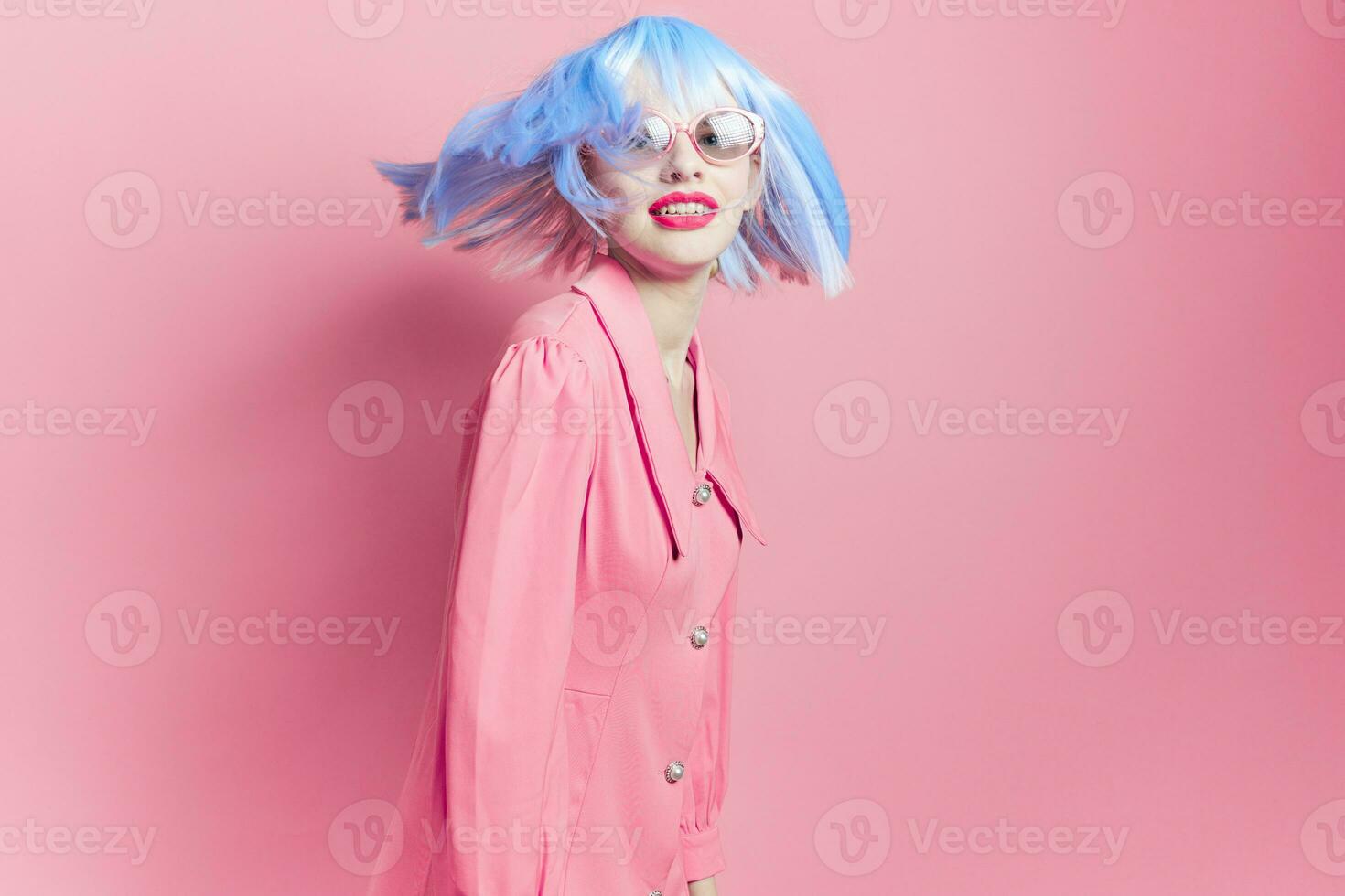 jolie femme brillant maquillage mode des lunettes de soleil rose Contexte photo