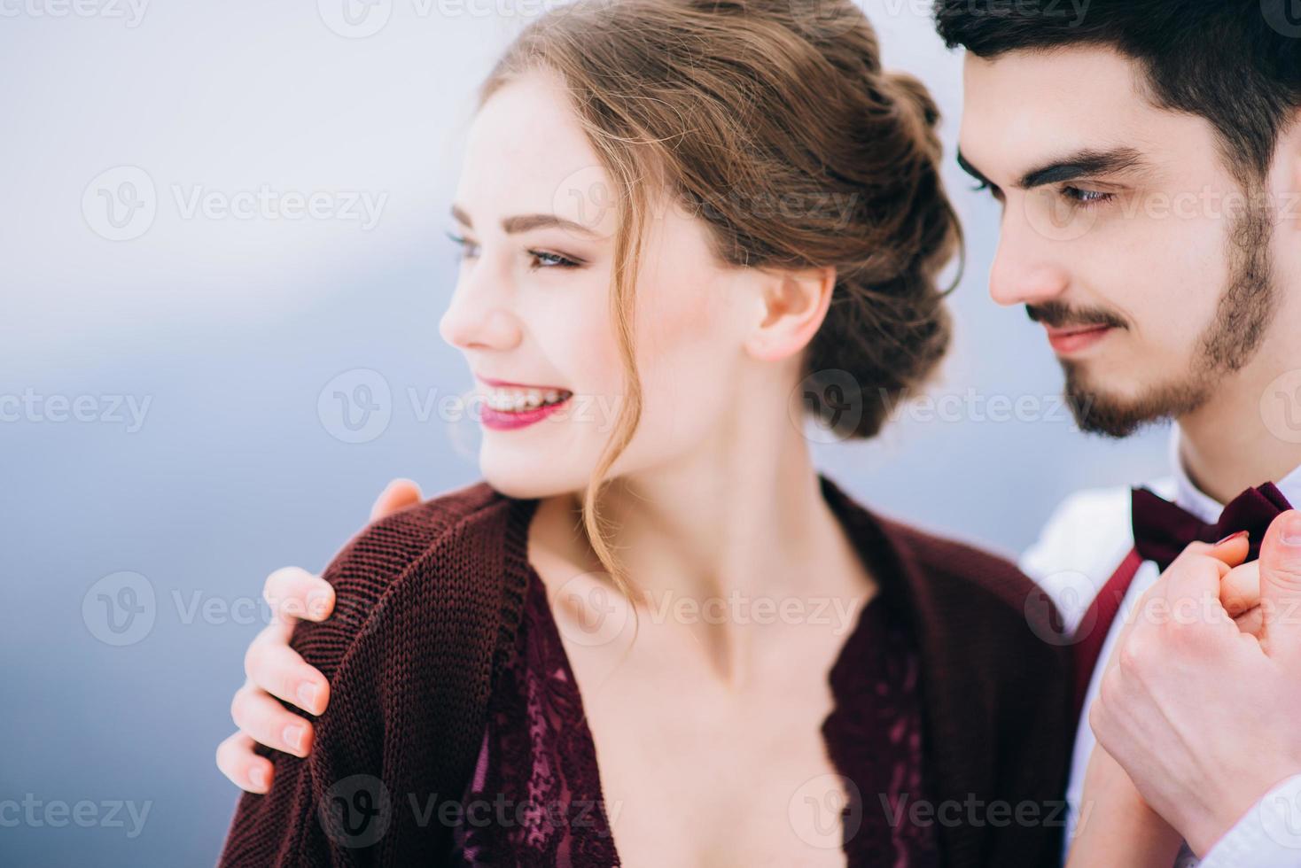 promenez le marié et la mariée dans les montagnes des Carpates photo