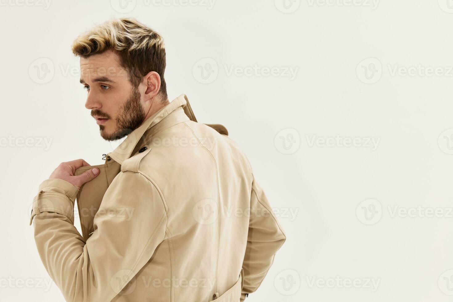 Beau homme dans manteau l'automne style mode tondu retour vue photo