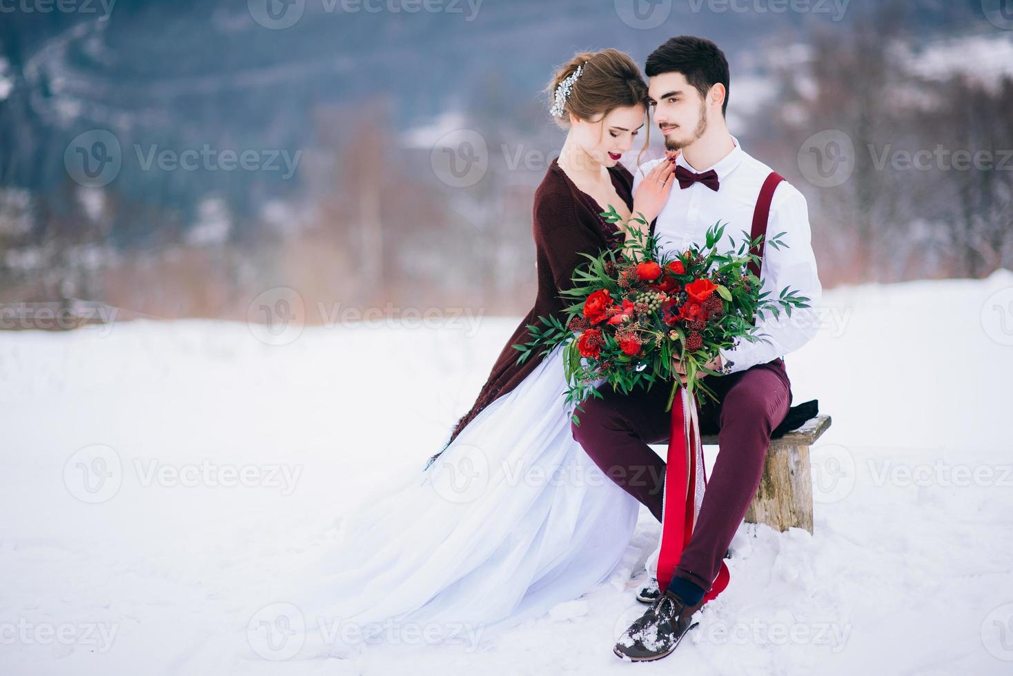 promenez le marié et la mariée dans les montagnes des Carpates photo