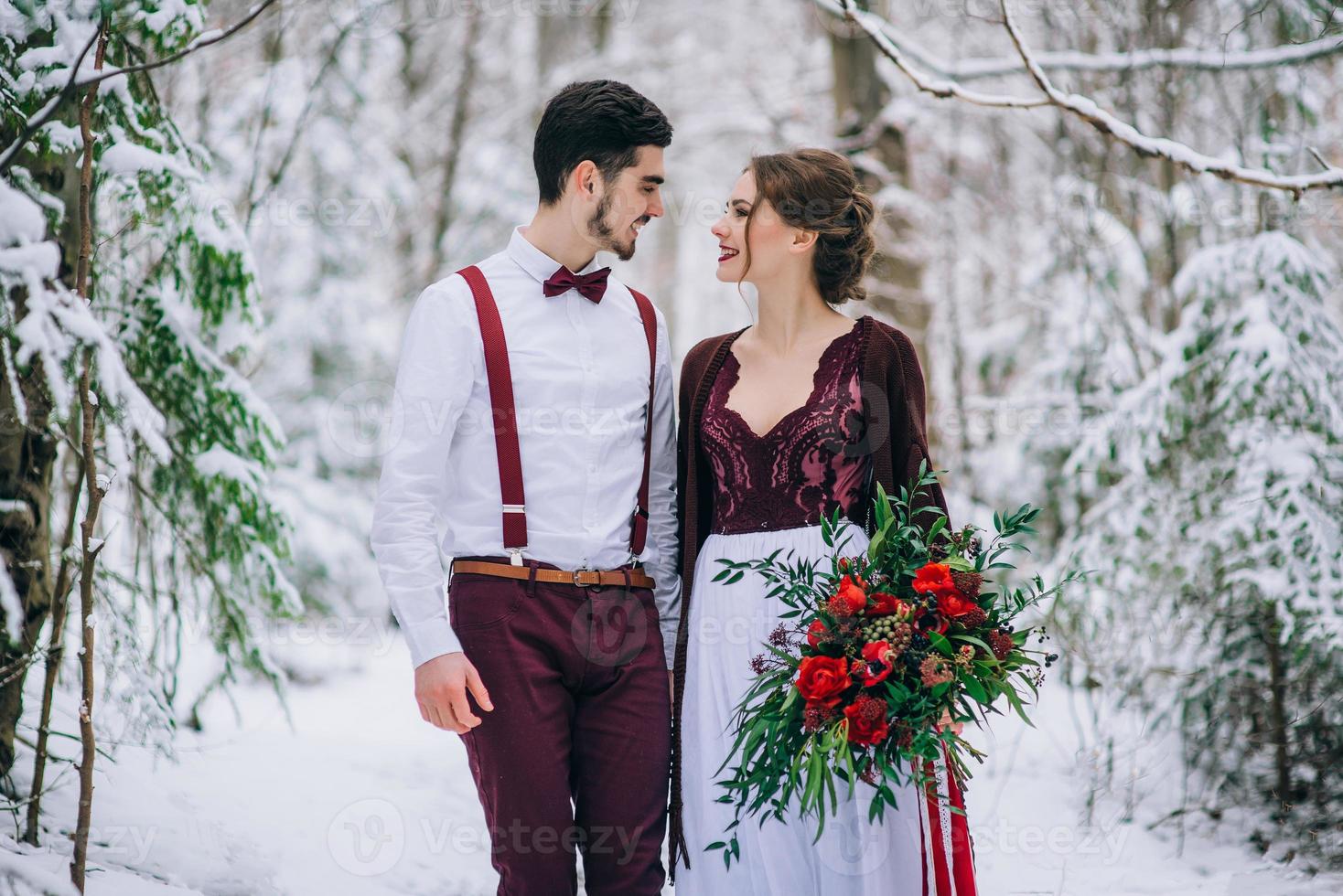 promenez le marié et la mariée dans les montagnes des Carpates photo