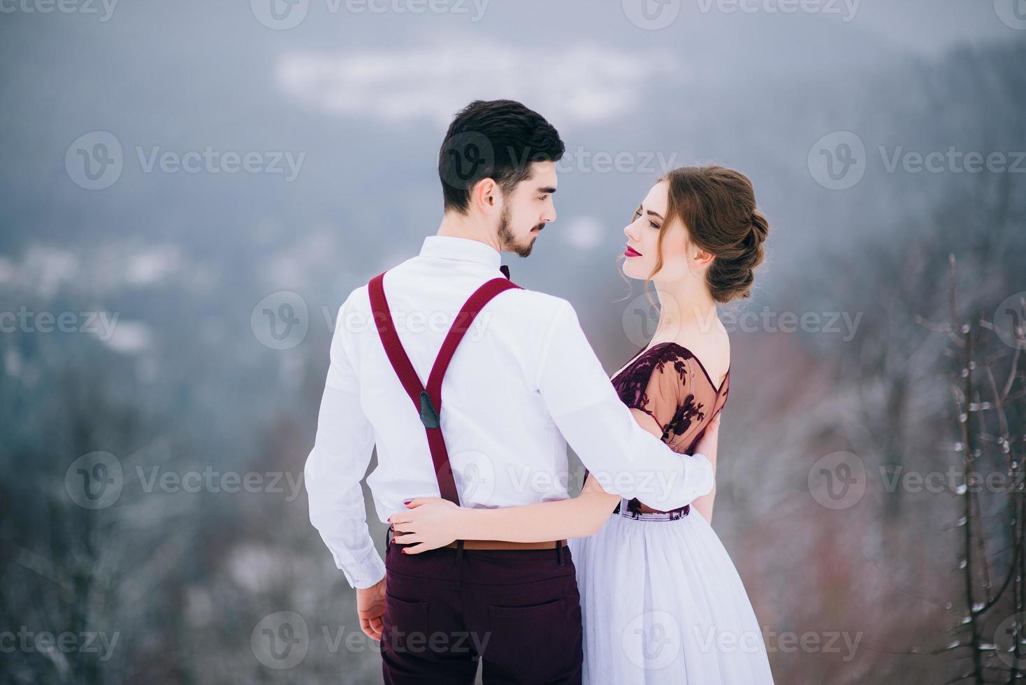 promenez le marié et la mariée dans les montagnes des Carpates photo