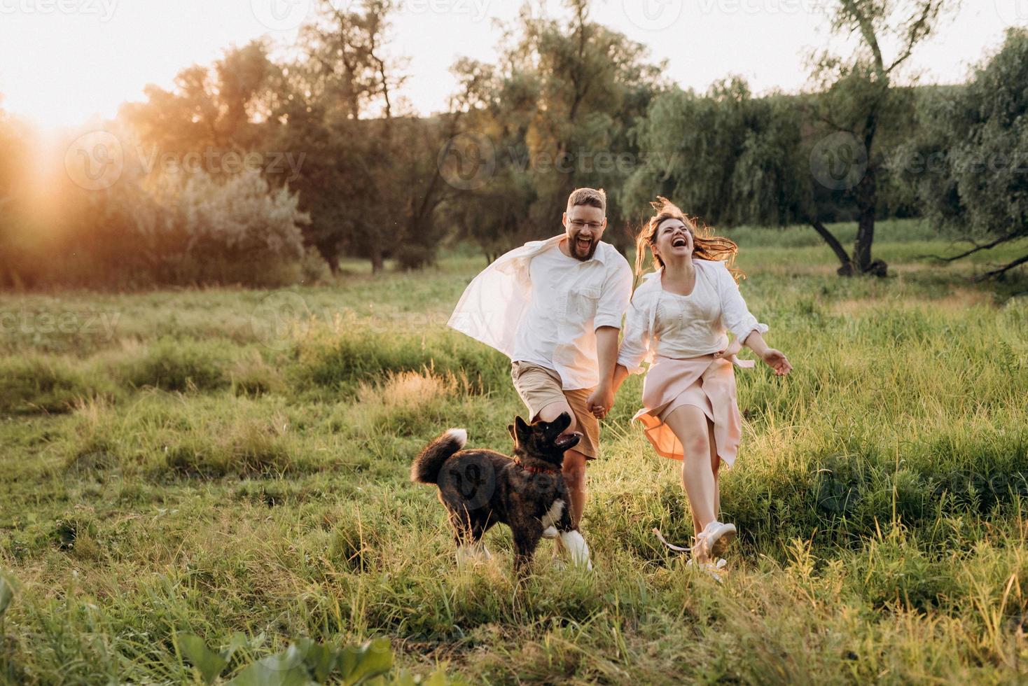 gros chien pour une promenade avec un mec et une fille photo