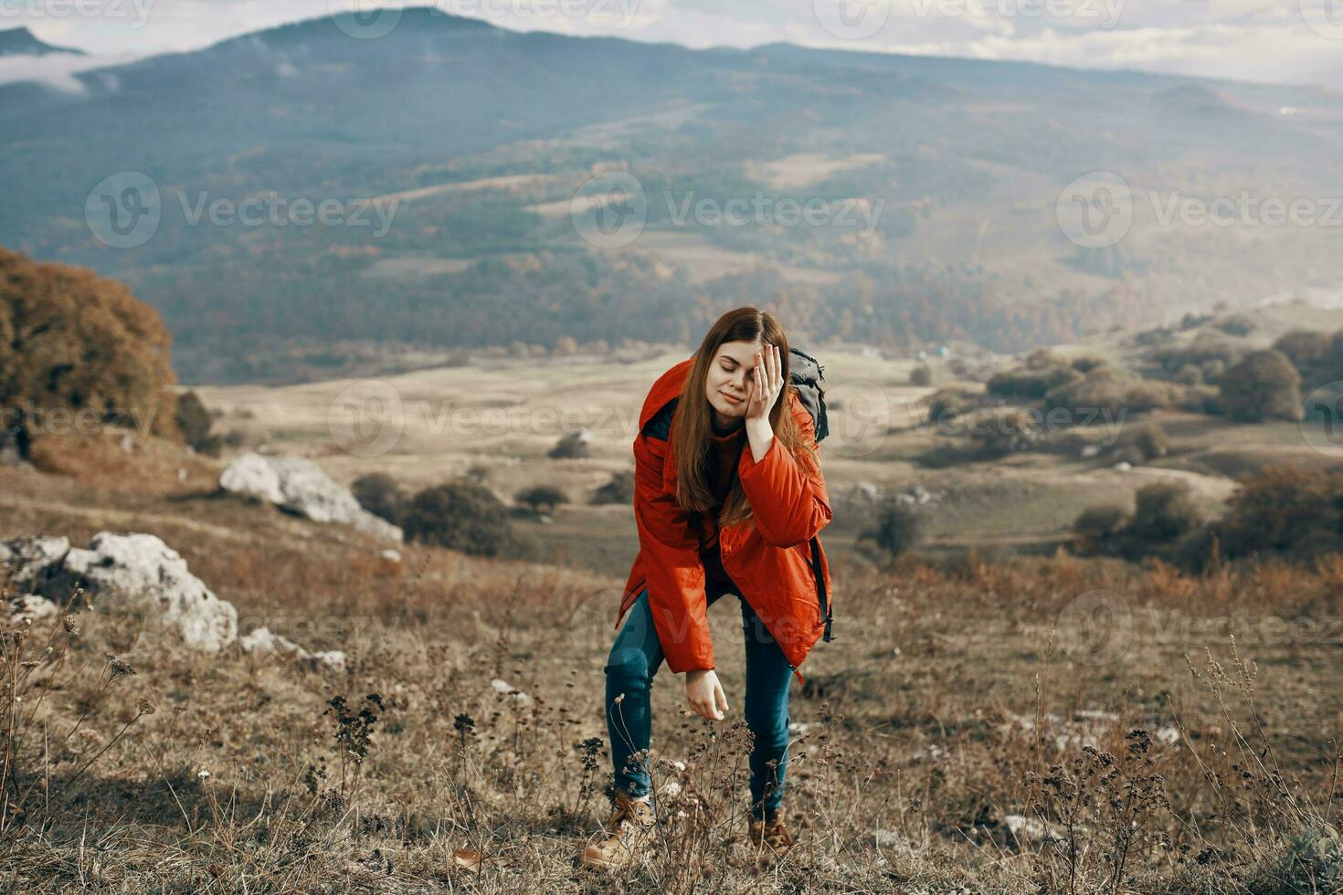 femme avec sac à dos Voyage montagnes paysage veste bottes jeans photo