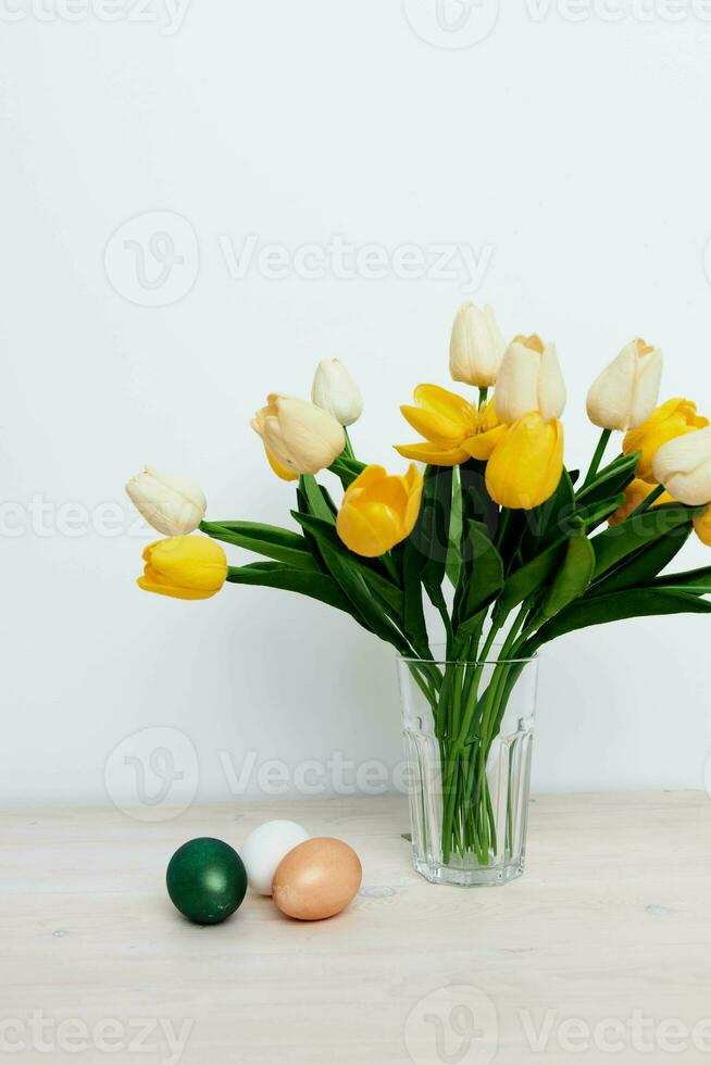 printemps vacances Pâques église traditions et Jaune tulipes photo