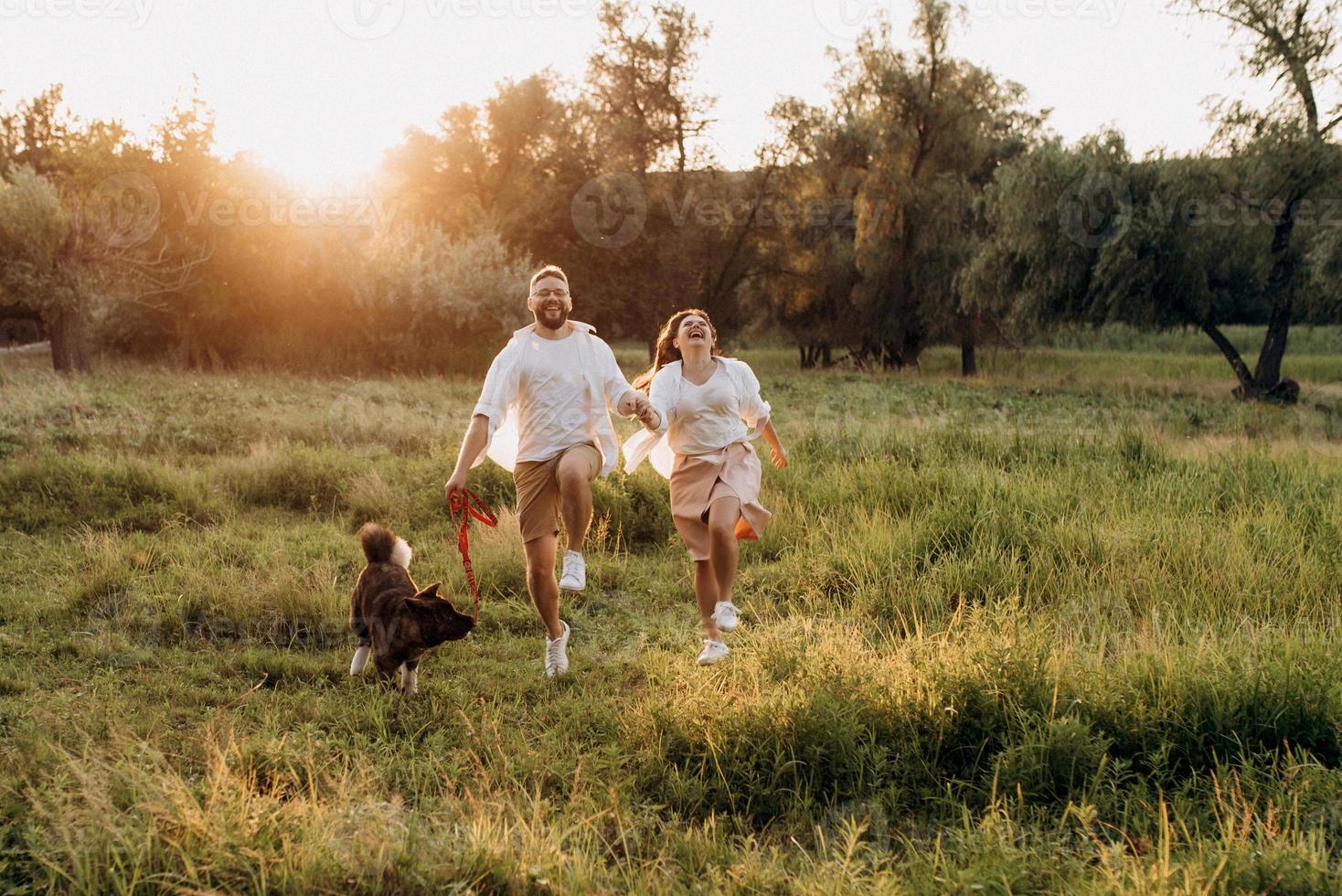 gros chien pour une promenade avec un mec et une fille photo