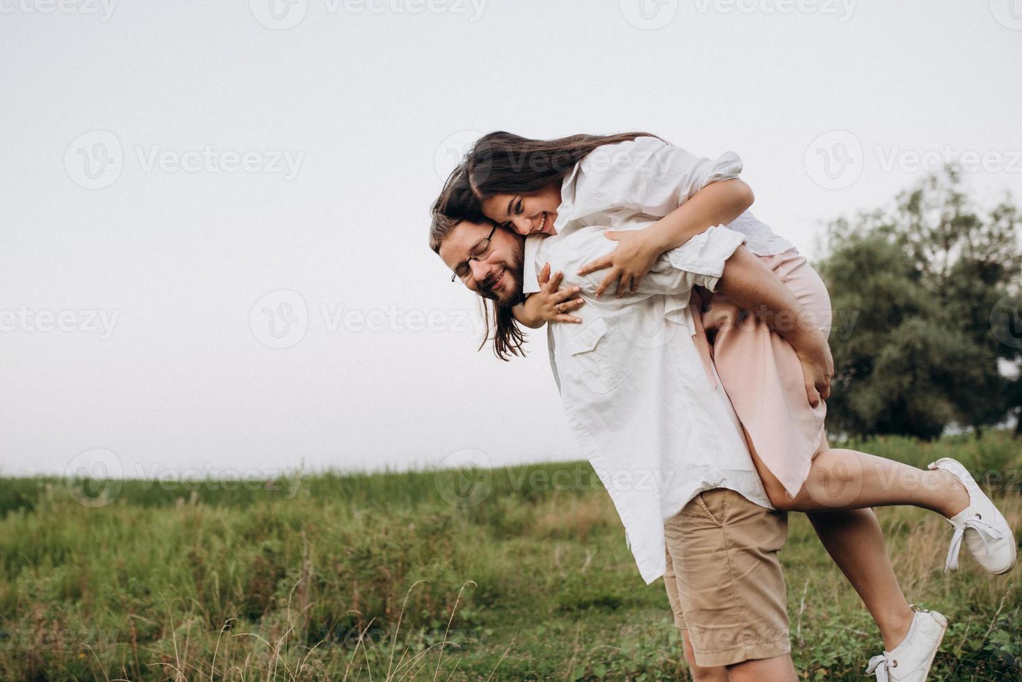 jeune couple amoureux un mec avec une barbe et une fille aux cheveux noirs dans des vêtements clairs photo