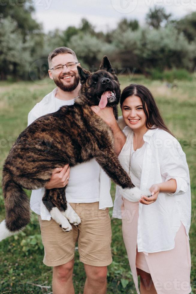 gros chien pour une promenade avec un mec et une fille photo