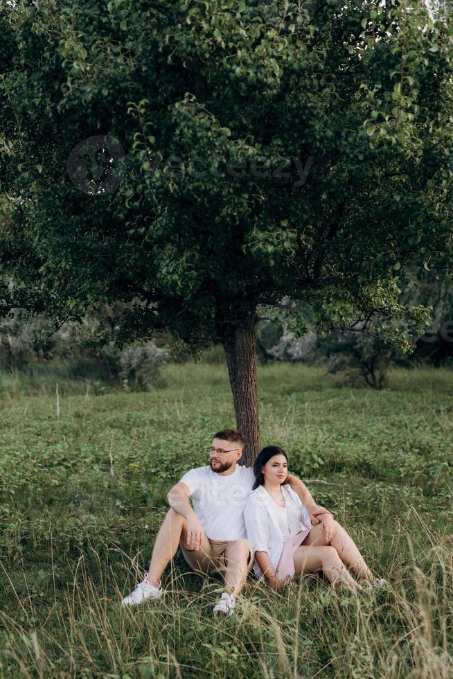 jeune couple amoureux un mec avec une barbe et une fille aux cheveux noirs dans des vêtements clairs photo