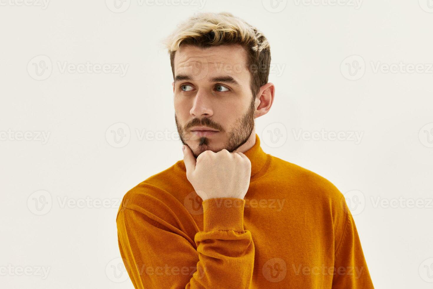 une homme avec une sérieux expression Regardez à le côté à la mode vêtements mode de vie fermer photo